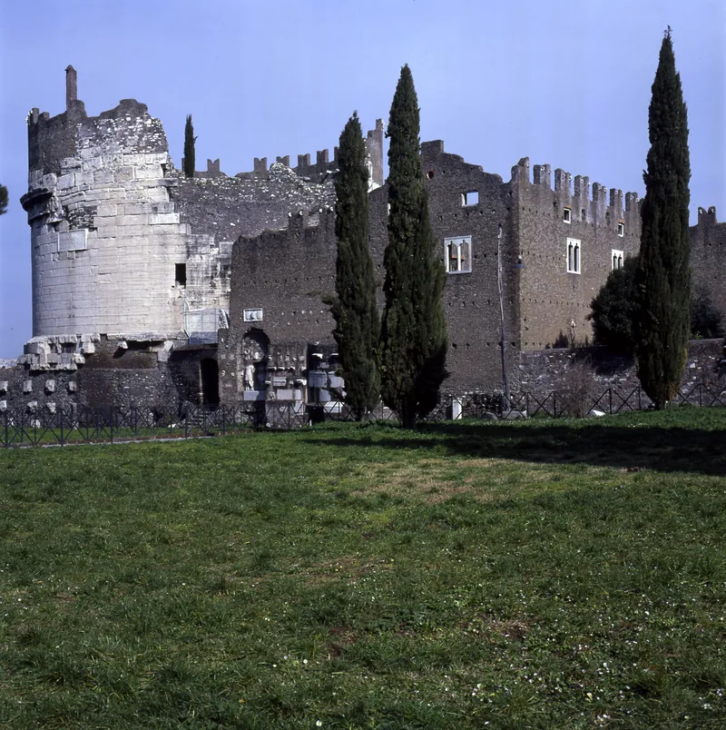 Parco archeologico dell'Appia antica  - Mausoleo di Cecilia Metella e Chiesa di San Nicola